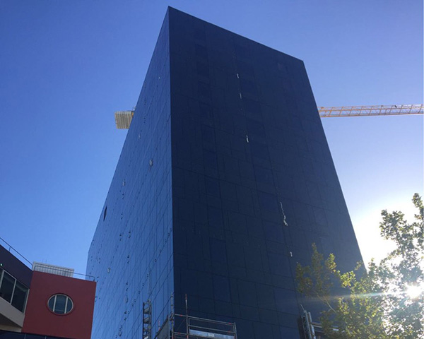 在裝修中，沈陽玻璃幕墻安裝與維護措施是怎樣的呢？