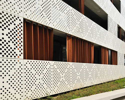 鋁單板幕墻多少錢一平米呢?沈陽(yáng)幕墻公司告訴您怎樣選擇幕墻鋁單板呢?